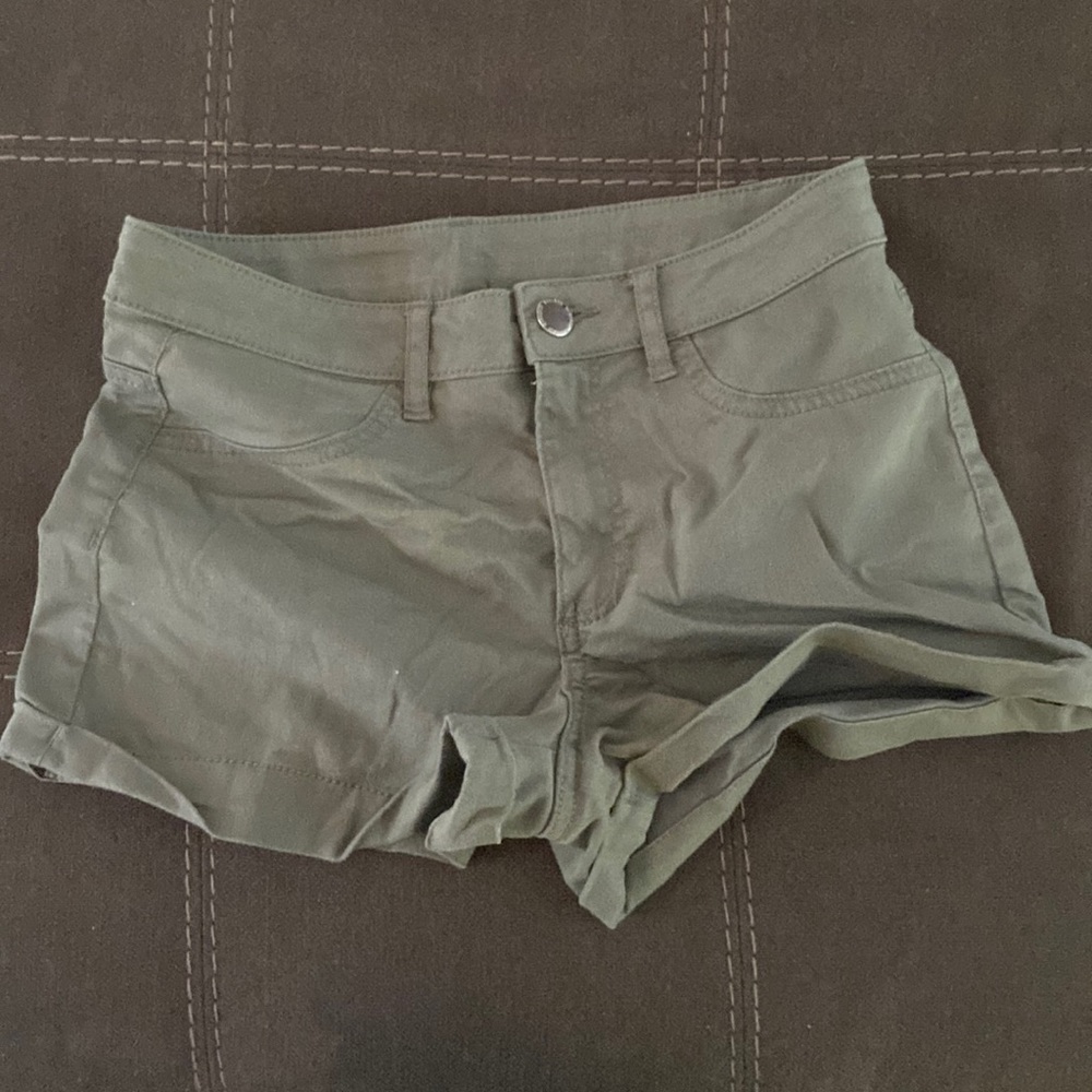 Green H&M divided shorts